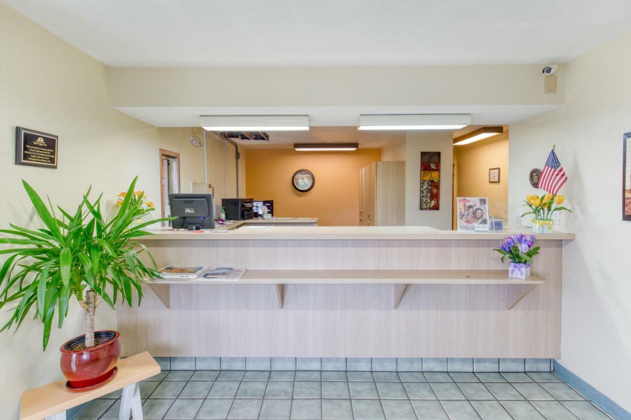 Days Inn By Wyndham Ню Филаделфия Екстериор снимка